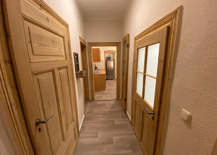 Nietleben Mit 2schlafzimmer & Balkon Lägenhet *